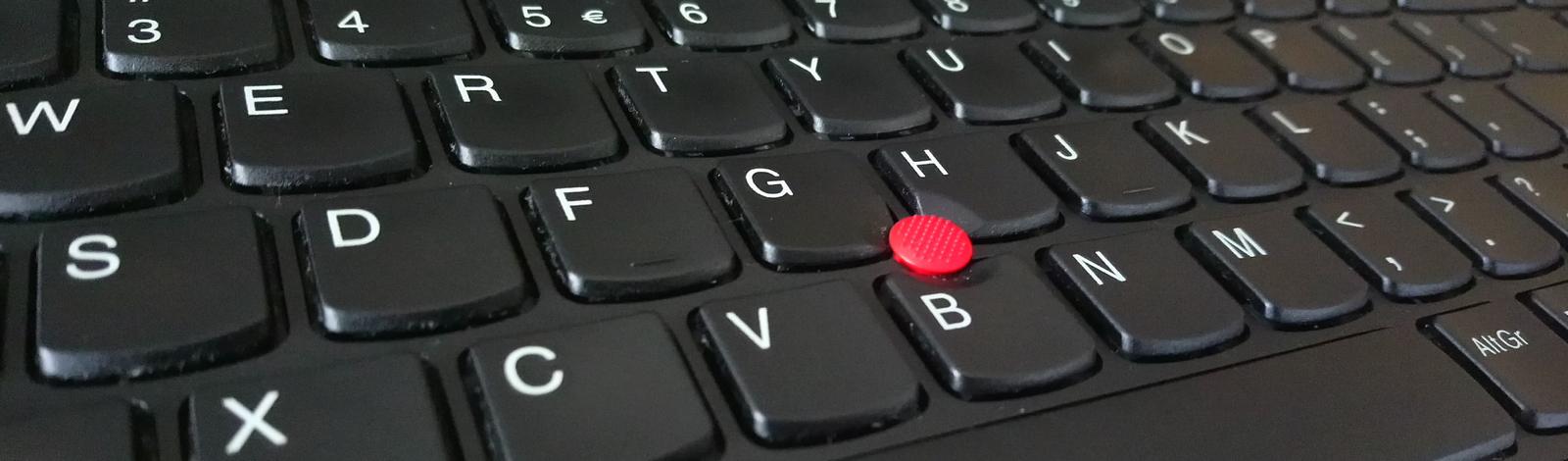 Klawiatura otwartego laptopa